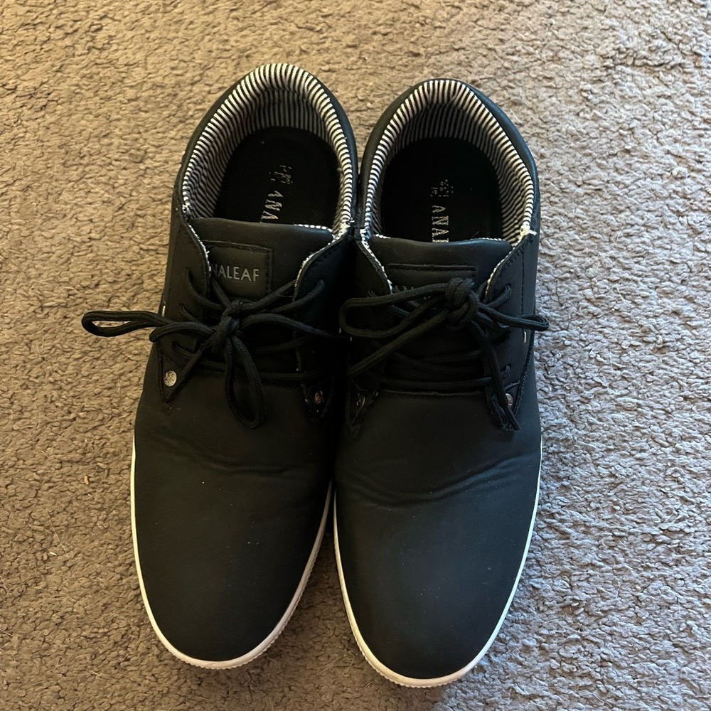 Black Minimalist Sneakers with Classic Silhouette